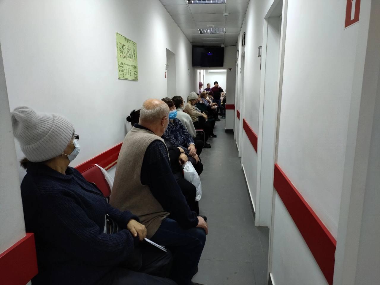 Фото 16 тысяч вызовов в сутки: что происходит на станции скорой помощи после всплеска ОРВИ в Новосибирске 4